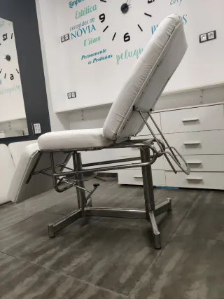 Camilla de estética blanca