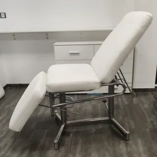 Camilla de estética blanca