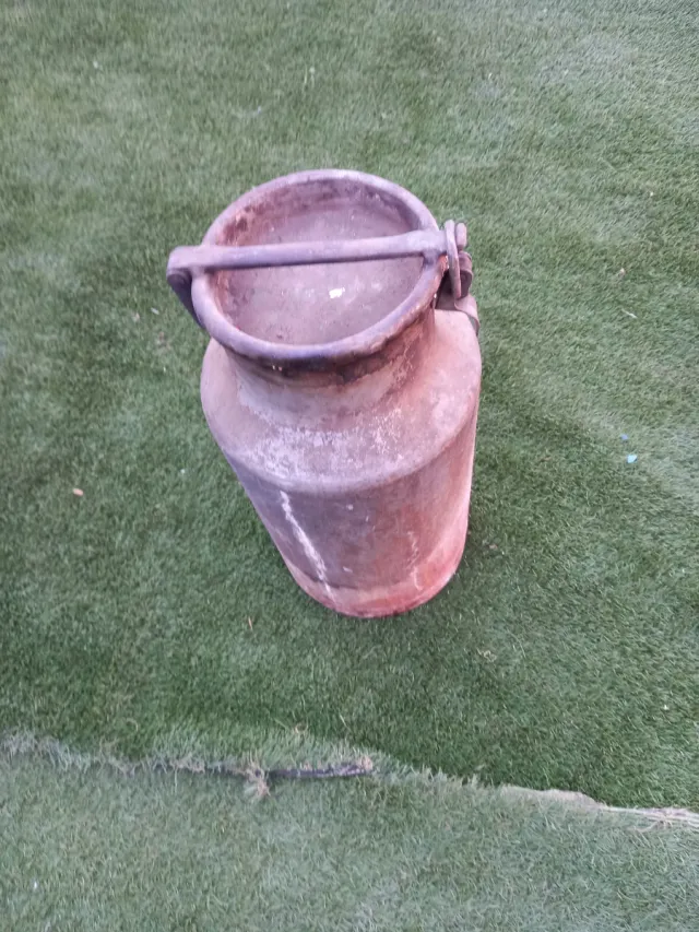 Lechera antigua de metal