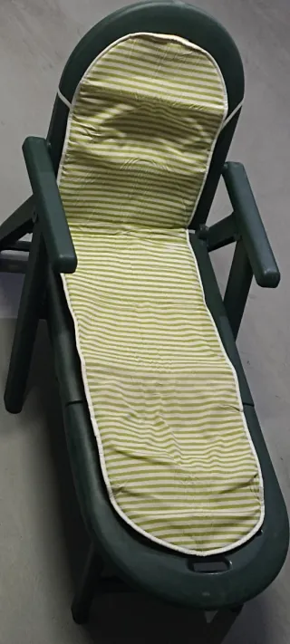 Tumbona verde con cojín a rayas