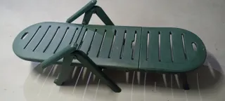 Tumbona verde con cojín a rayas