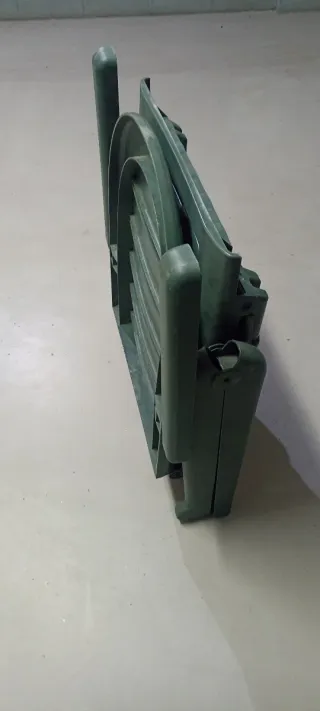 Tumbona verde con cojín a rayas