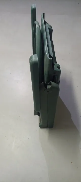 Tumbona verde con cojín a rayas