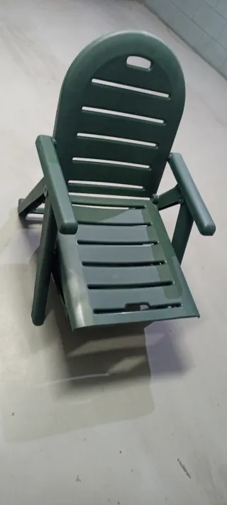 Tumbona verde con cojín a rayas