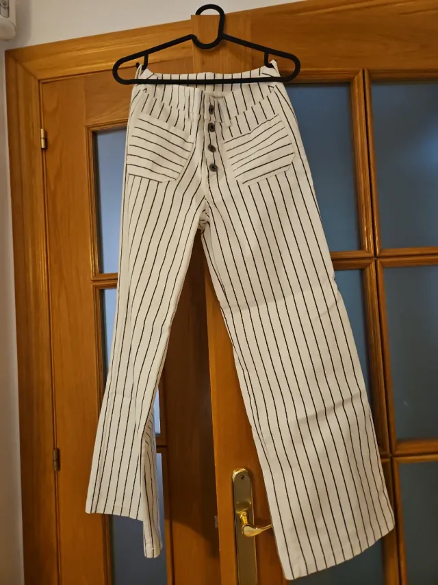 Pantalón beige rayas negro