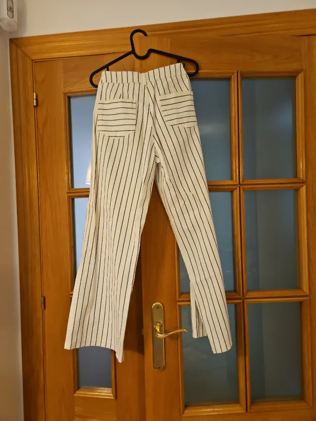 Pantalón beige rayas negro