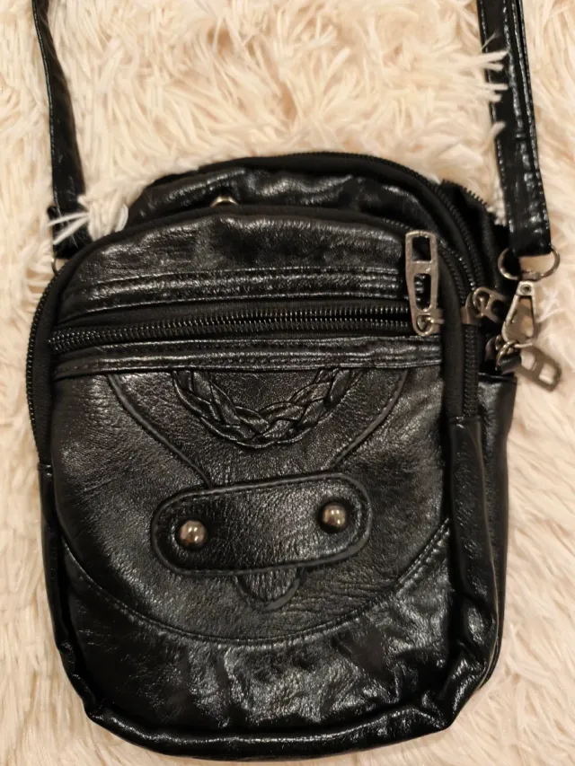 Bolso negro pequeño con 3 bolsillos