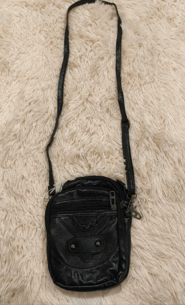 Bolso negro pequeño con 3 bolsillos