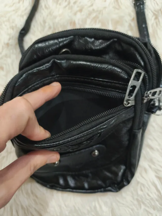 Bolso negro pequeño con 3 bolsillos