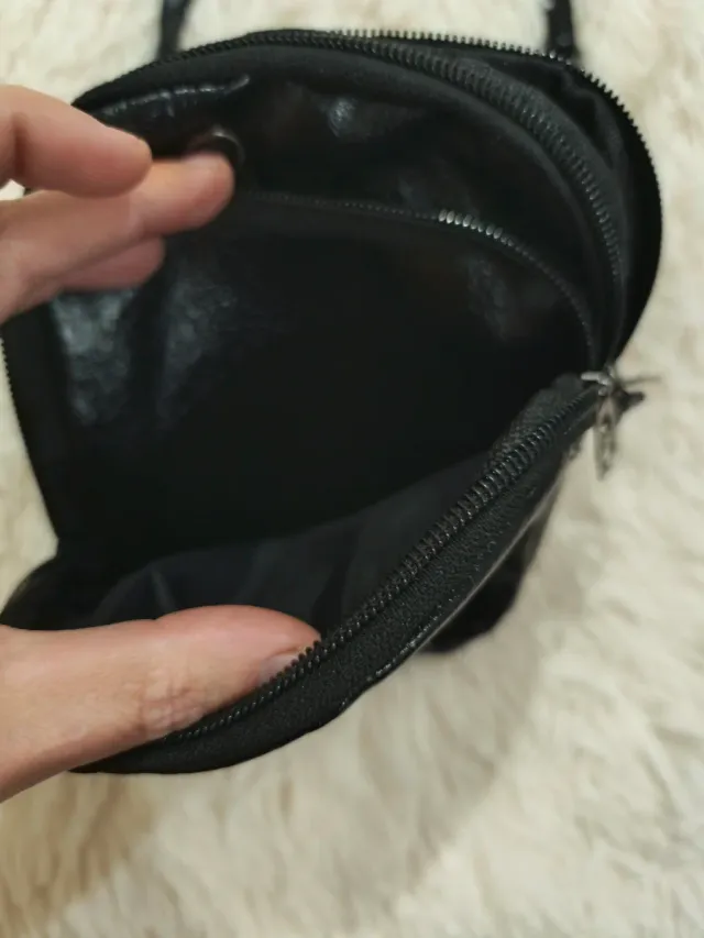 Bolso negro pequeño con 3 bolsillos
