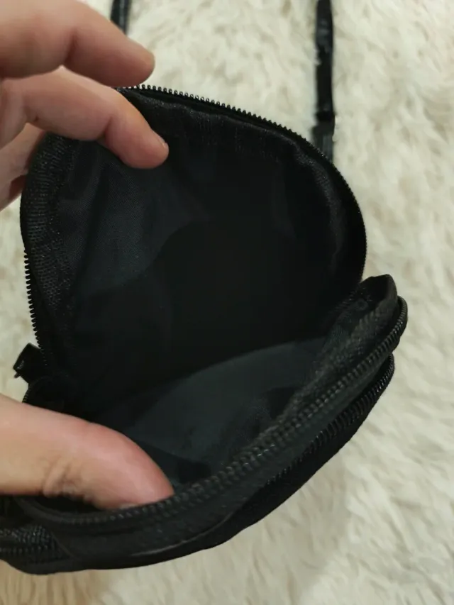 Bolso negro pequeño con 3 bolsillos