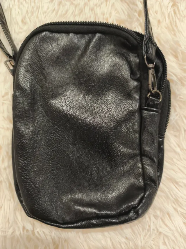 Bolso negro pequeño con 3 bolsillos