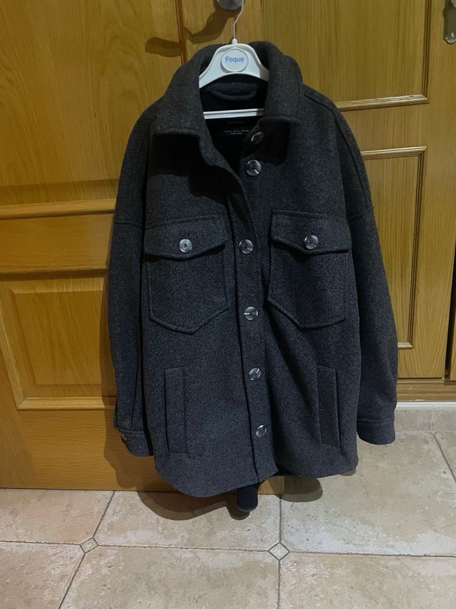 Abrigo camisero Stradivarius gris