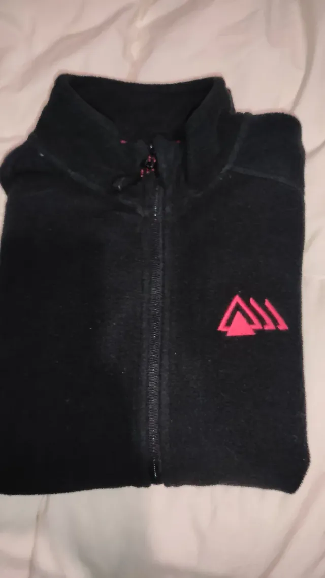 Polar niño negro con logo rojo