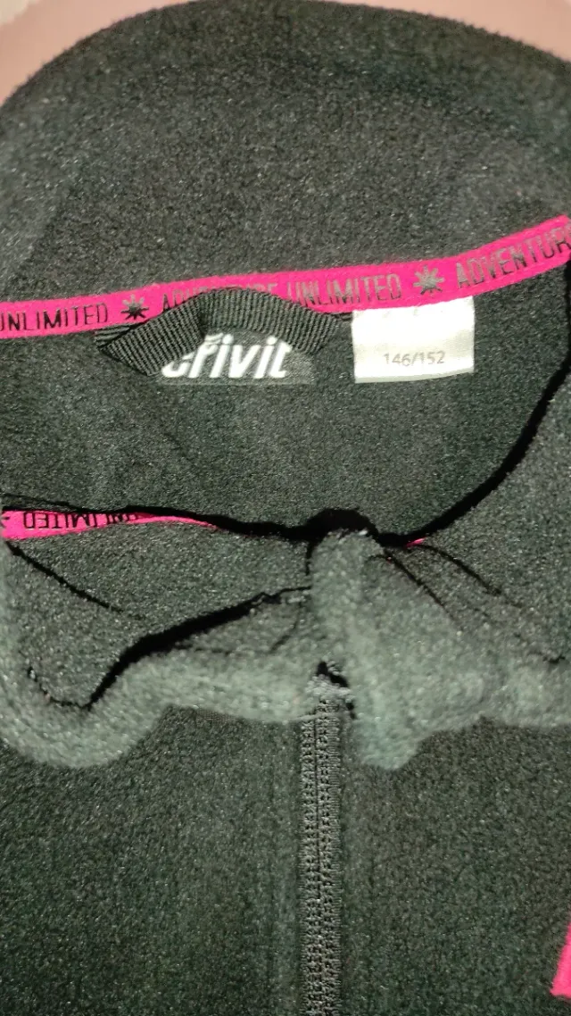 Polar niño negro con logo rojo