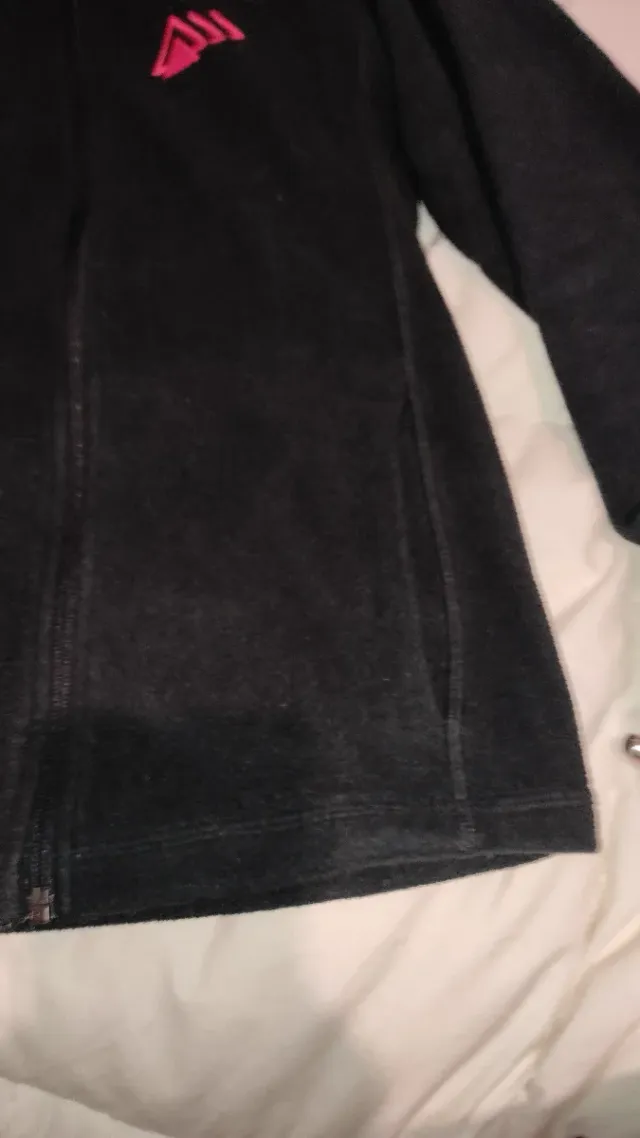 Polar niño negro con logo rojo