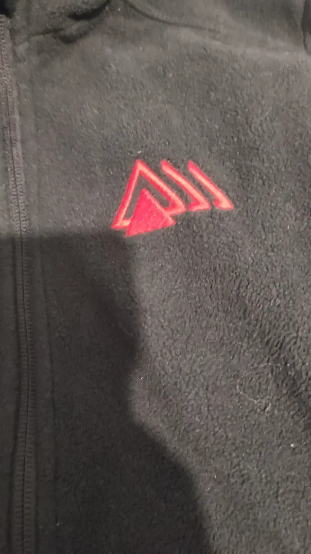 Polar niño negro con logo rojo