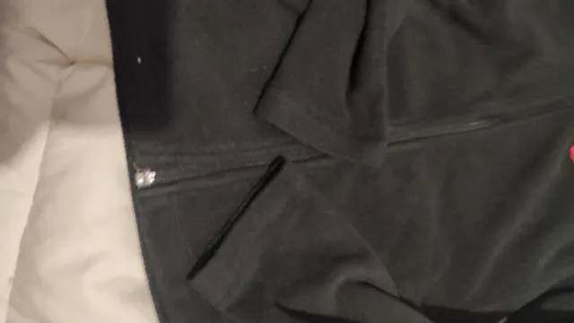 Polar niño negro con logo rojo