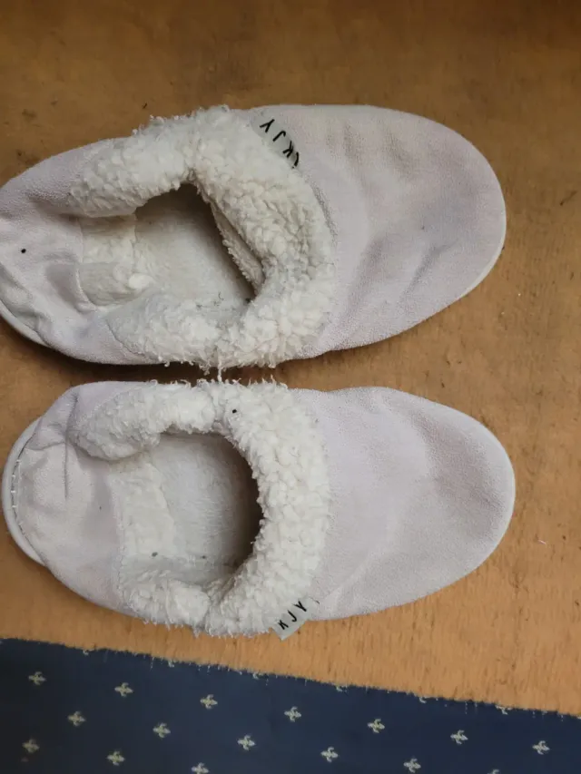 Zapatillas de casa blancas y beige