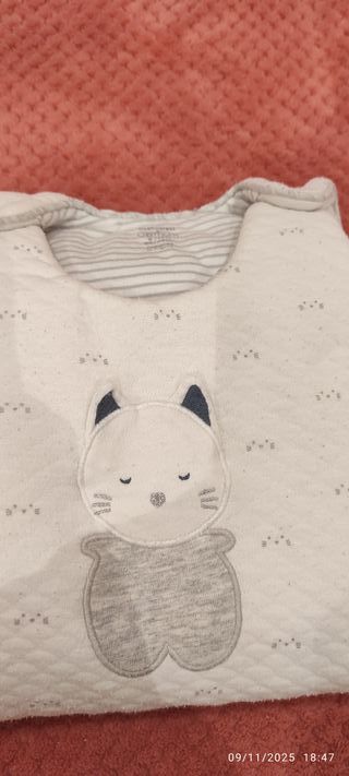 Saco dormir bebé blanco con estampado gatitos
