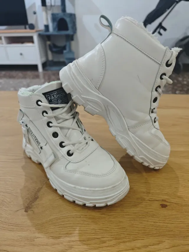 Botas blancas peluditas