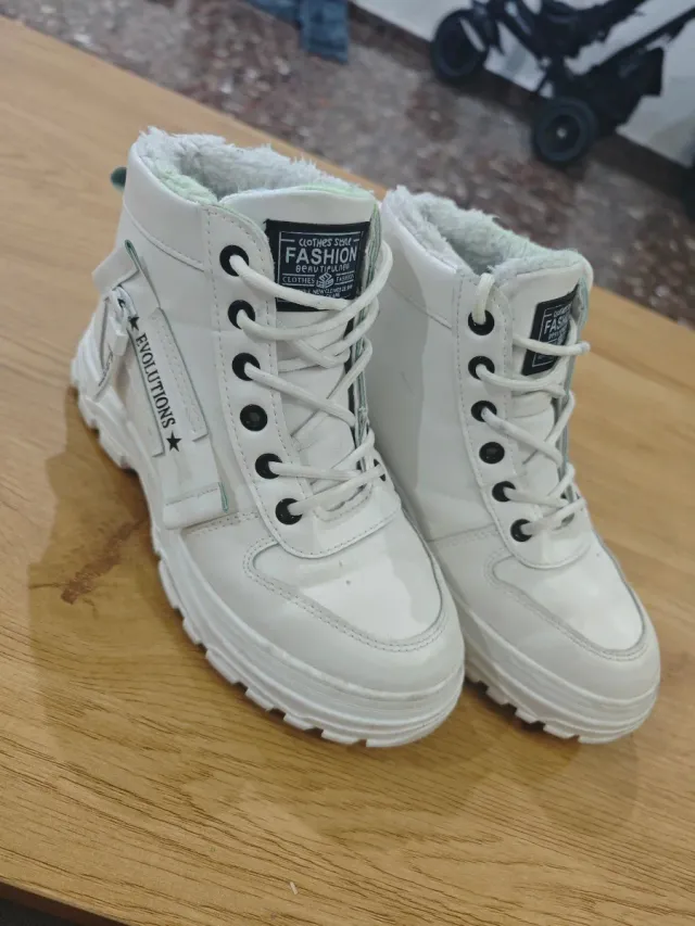 Botas blancas peluditas