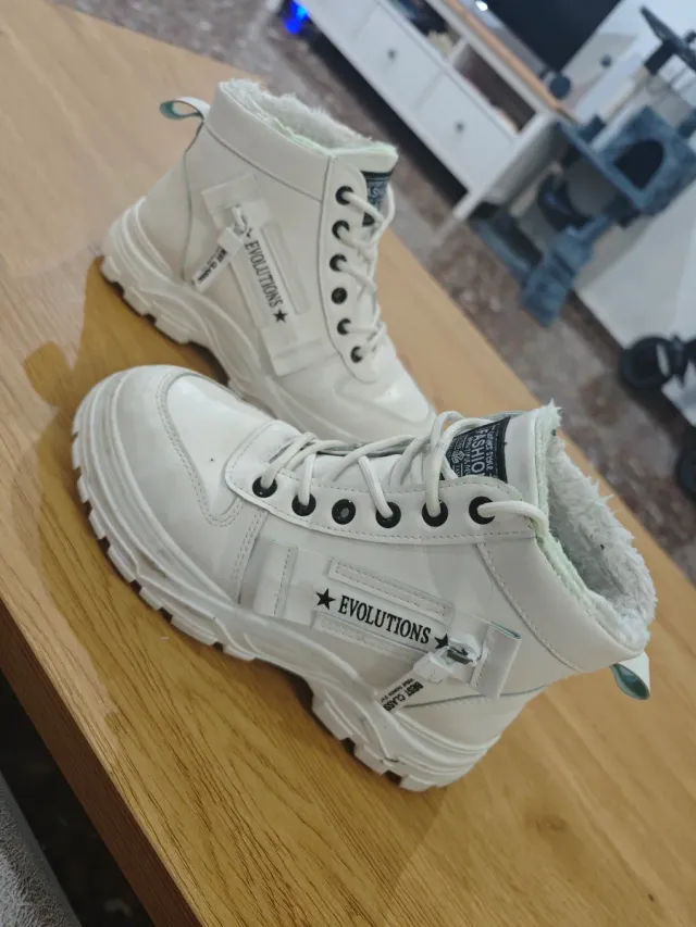Botas blancas peluditas