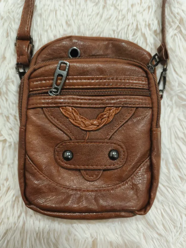 Bolso pequeño marrón con 3 bolsillos.