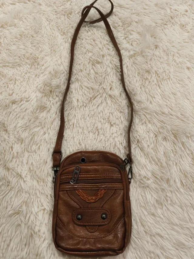 Bolso pequeño marrón con 3 bolsillos.