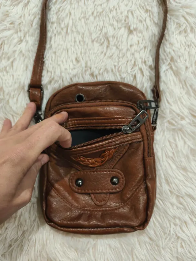 Bolso pequeño marrón con 3 bolsillos.