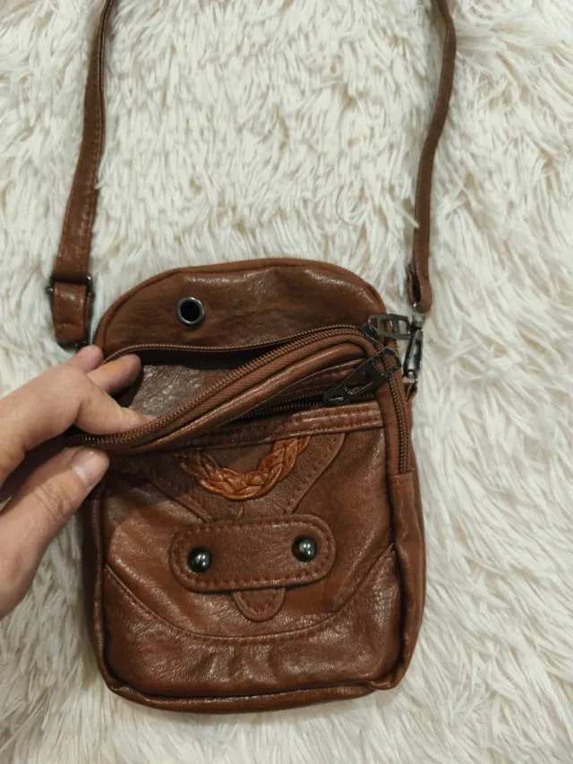Bolso pequeño marrón con 3 bolsillos.
