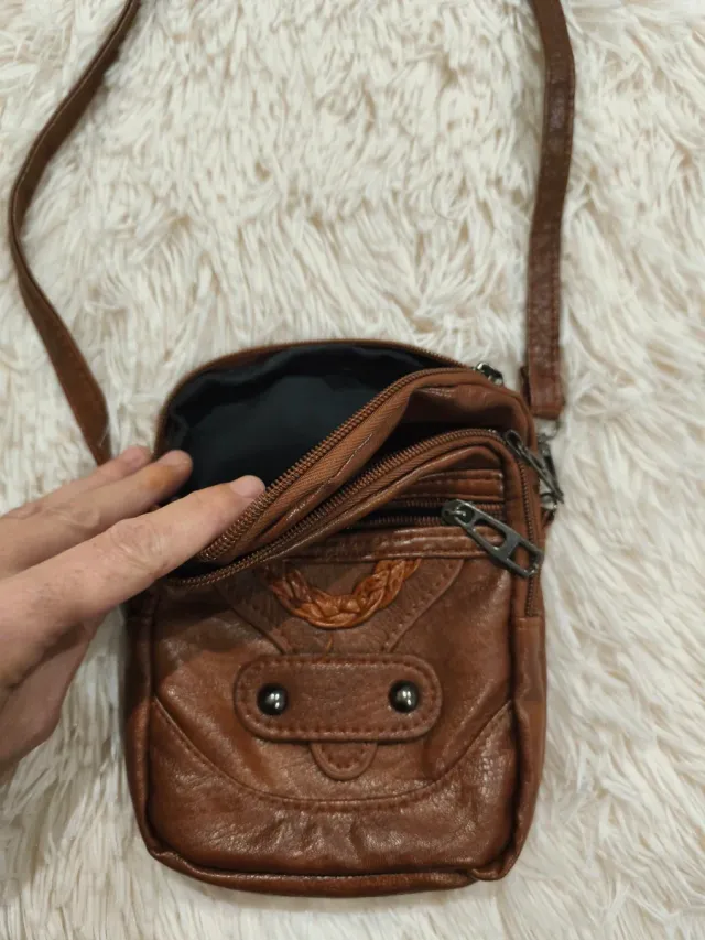 Bolso pequeño marrón con 3 bolsillos.