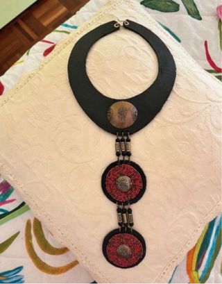 Collana artigianale in pelle nera e rossa