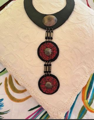 Collana artigianale in pelle nera e rossa