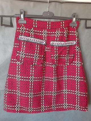 Falda de tejido tweed. Nueva sin estrenar. De cint