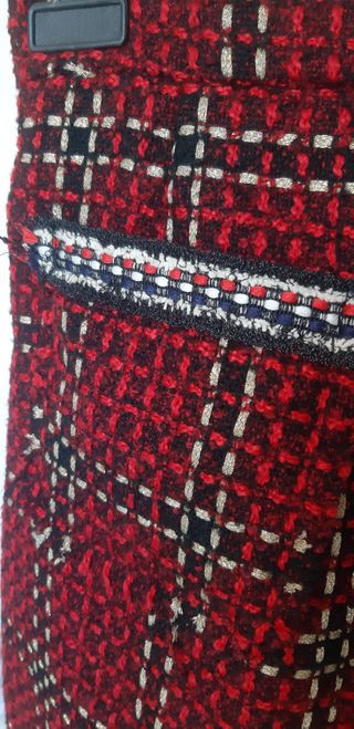 Falda de tejido tweed. Nueva sin estrenar. De cint