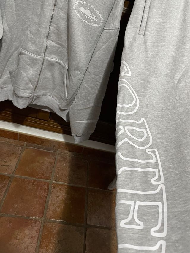 Chándal Corteiz Gris