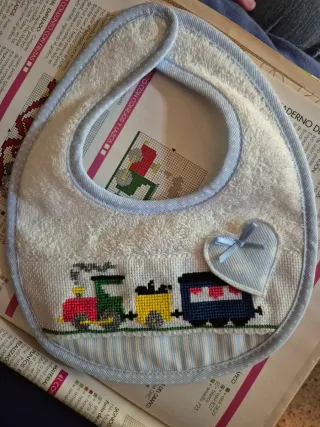 Babero punto de cruz tren y corazón