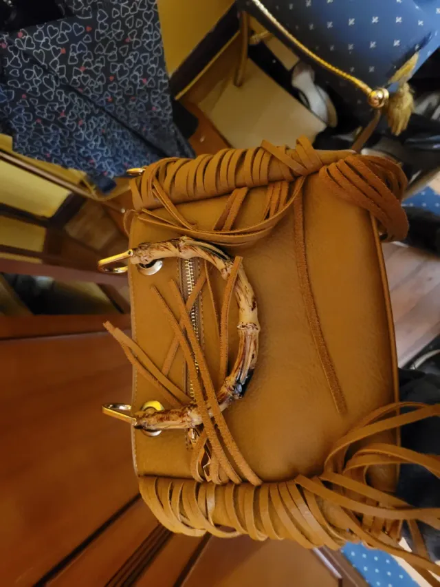 Bolso marrón con flecos y detalles de bambú