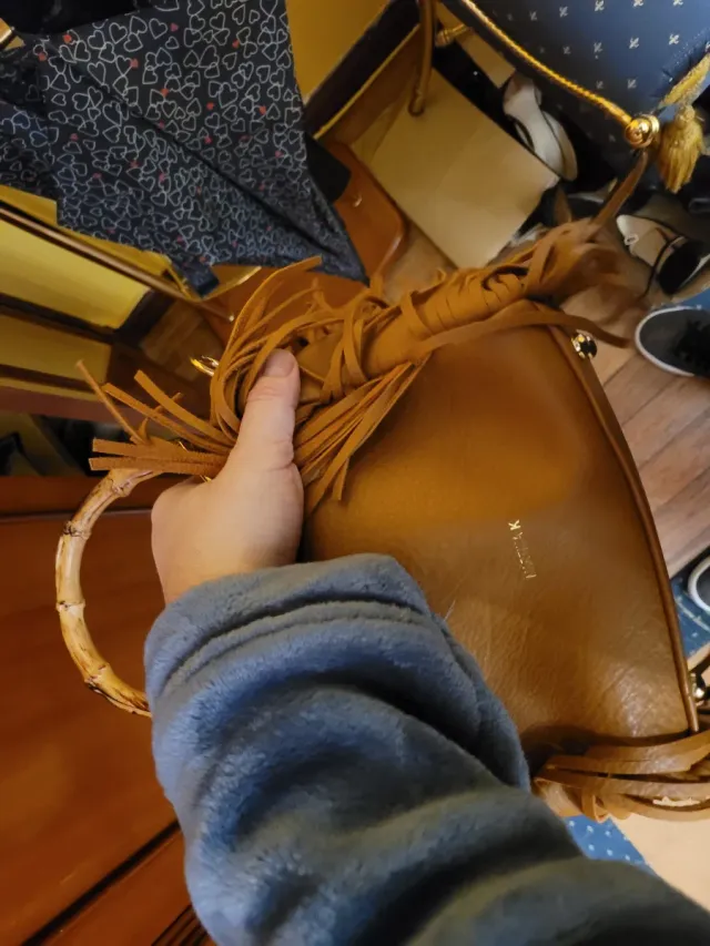 Bolso marrón con flecos y detalles de bambú