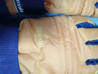 Guantes de esquí naranjas y blancos