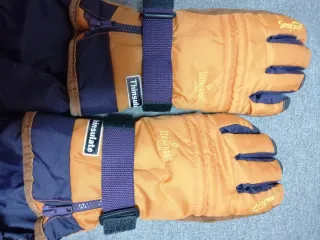 Guantes de esquí naranjas y blancos