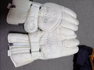 Guantes de esquí naranjas y blancos