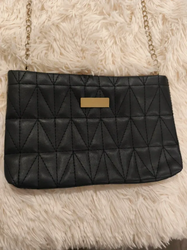 Bolso negro mediano con cadena