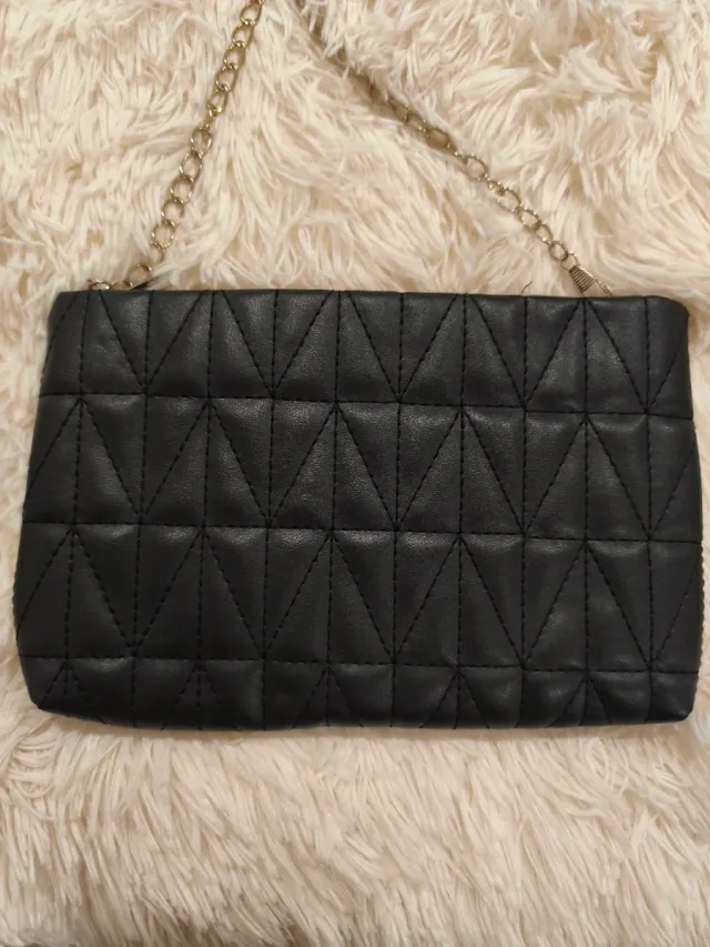 Bolso negro mediano con cadena
