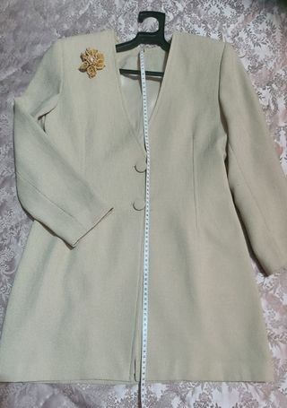 Conjunto chaqueta y vestido elegante beige