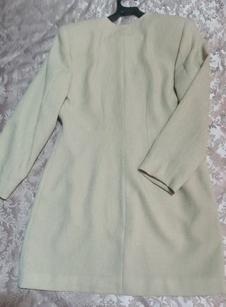 Conjunto chaqueta y vestido elegante beige