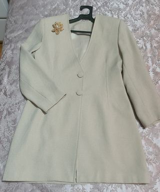 Conjunto chaqueta y vestido elegante beige