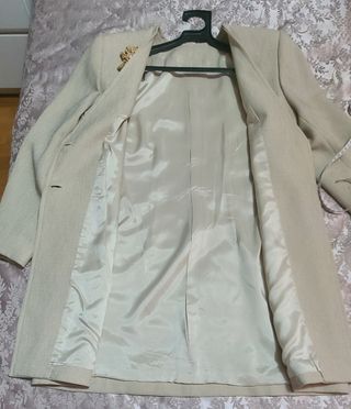 Conjunto chaqueta y vestido elegante beige