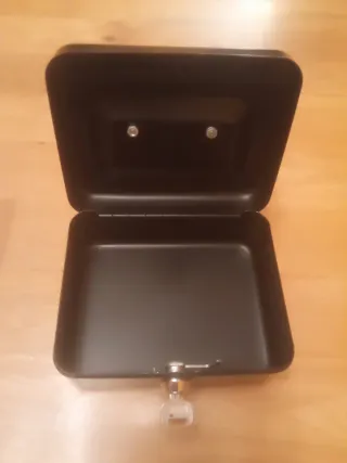Caja fuerte pequeña con llave